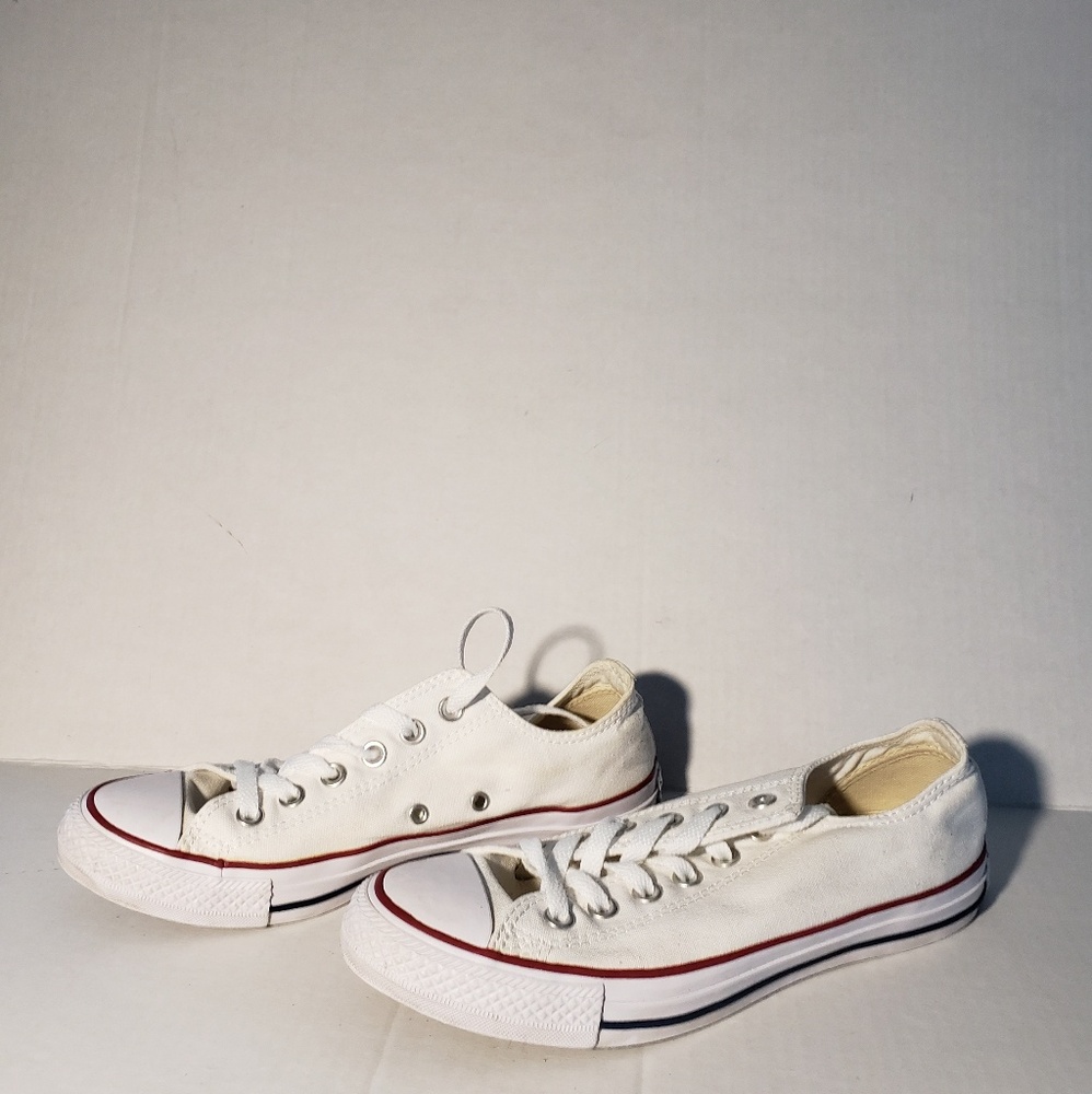 Woman Size 8 White Converse